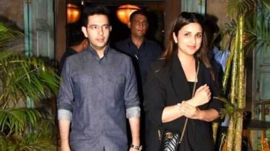 <span class="title-highlight-color">Parineeti Chopra-Raghav Chadha Engagement Image :</span> Priyanka Chopra भी सगाई में हुई शामिल, सगाई में परिणीति चोपड़ा का लुक दिखा कुछ ऐसा