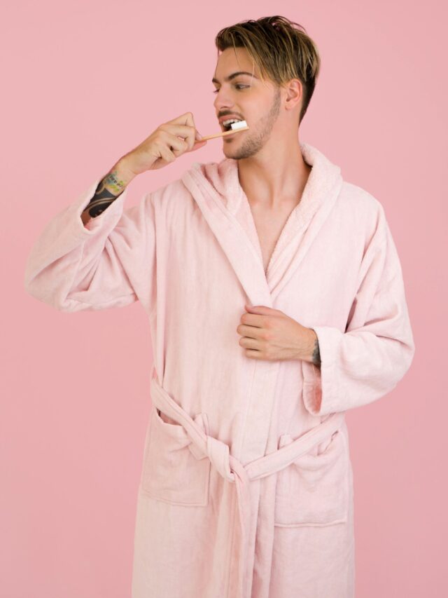 टूथब्रश को बाथरूम में रखने से हो सकता है बैक्टीरिया का खतरा