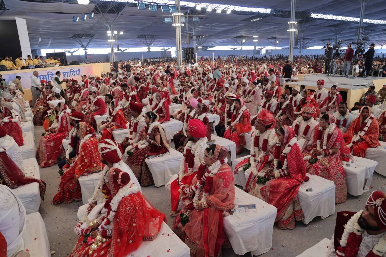निरंकारी सामूहिक विवाह समारोह: सतगुरु के सान्निध्य में 82 जोड़े बने जीवनसाथी, सादगी और एकत्व का संदेश
