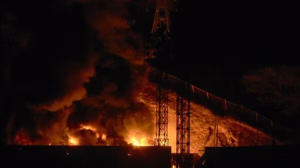 वेनेजुएला की राजधानी कराकास दहली: तड़के जोरदार धमाके, आसमान में मंडराते विमान; शहर अंधेरे में डूबा 1 WhatsApp Image 2026 01 03 at 7.42.47 PM