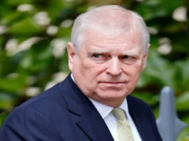 Endrew Mountbattan-Windsor की गिरफ्तारी औपचारिक पोशाक में चिंतित मुद्रा में खड़े वरिष्ठ शाही सदस्य