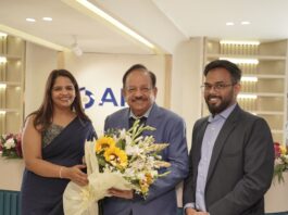 सम्मान समारोह में पुष्पगुच्छ भेंट करते सहकर्मी