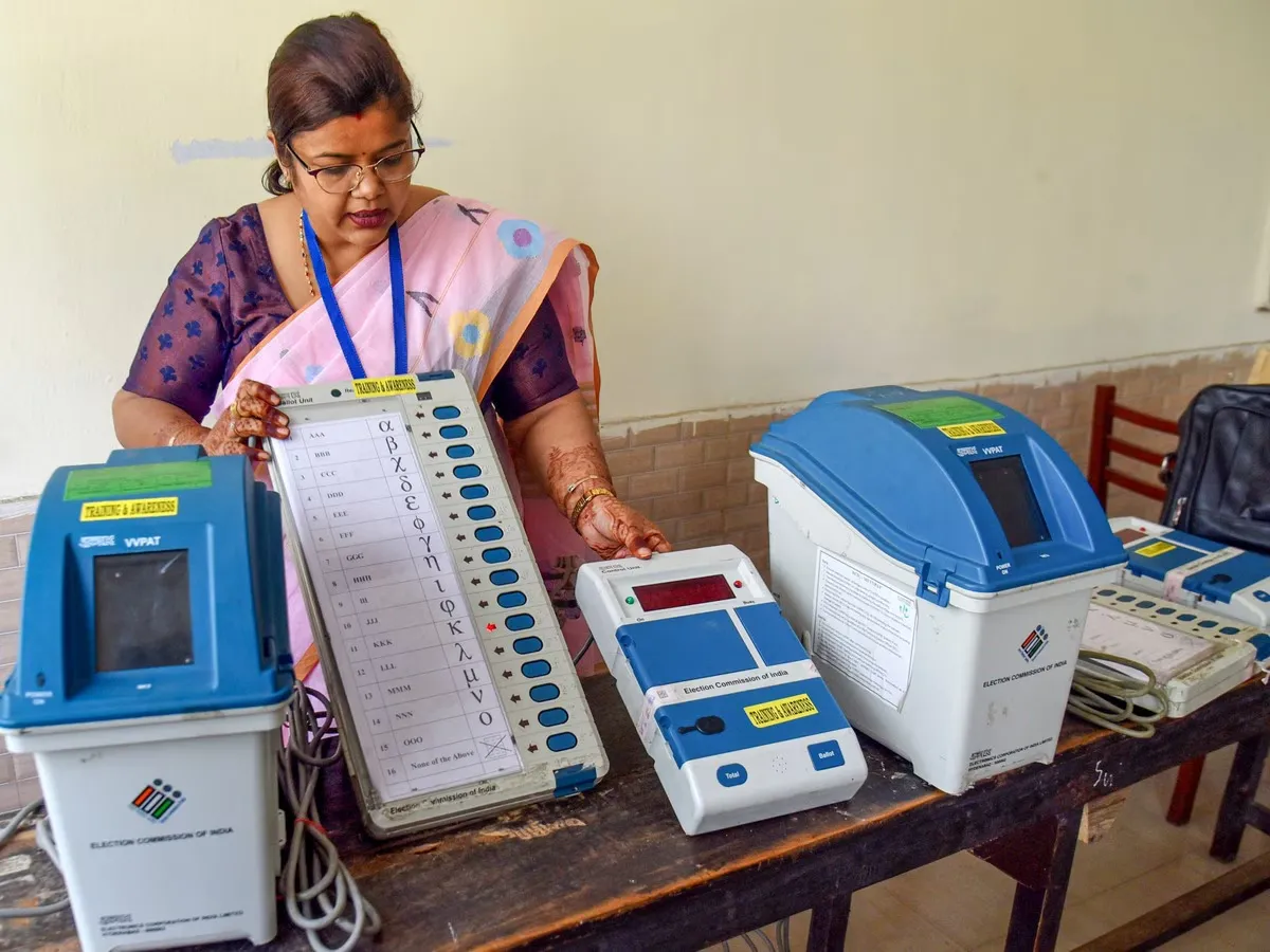 EVM से छेड़छाड़ पर चुनाव आयोग सख्त, बटन पर इत्र या गोंद लगाने पर होगी कड़ी कार्रवाई
