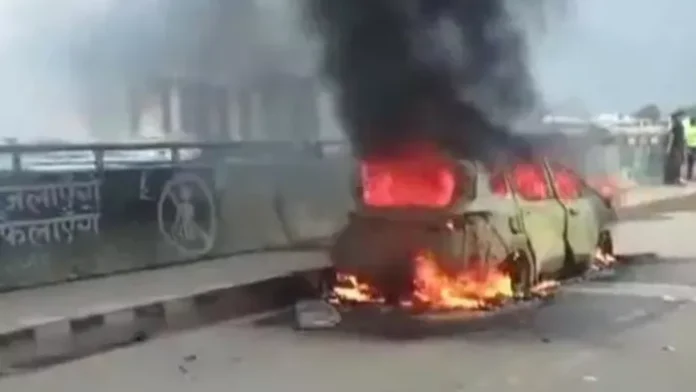 गुरुग्राम में NH-48 पर आग का गोला बनी कार, हाईवे पर मची अफरा-तफरी गुरुग्राम में NH-48 पर आग का गोला बनी कार, हाईवे पर मची अफरा-तफरी