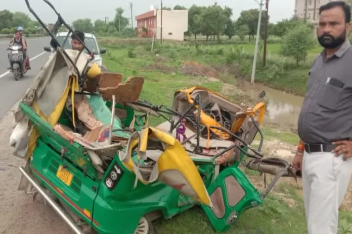 ट्रक के नीचे दबने से 4 लोगों की मौत, रेणुकाजी जा रहे एक ही परिवार के सदस्य हादसे का शिकार