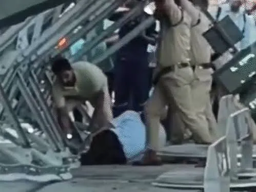 लखनऊ के चारबाग रेलवे स्टेशन पर टिन शेड गिरा, टीटीई समेत 3 लोग गंभीर घायल