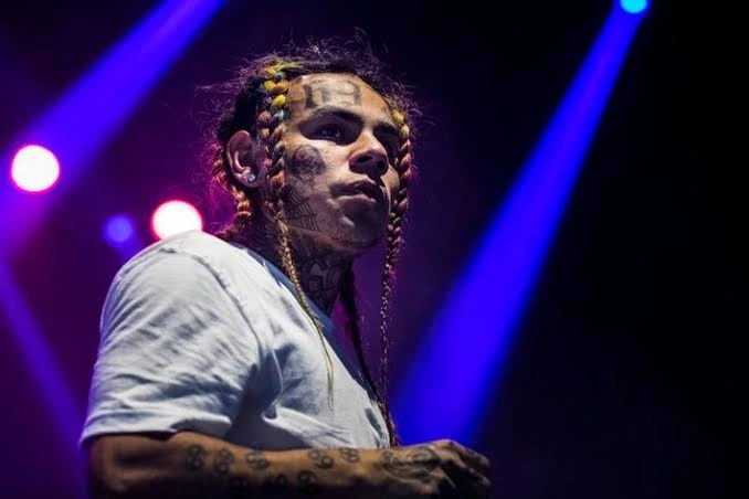 विवादों में फिर घिरे अमेरिकी रैपर 6ix9ine, जेल से रिहाई के बाद भी नहीं थम रही चर्चा
