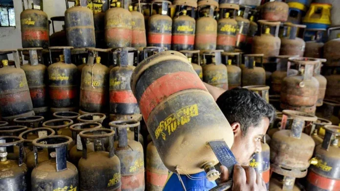 1 जून से महंगा हुआ कॉमर्शियल LPG सिलेंडर, 53.50 रुपये तक बढ़े दाम