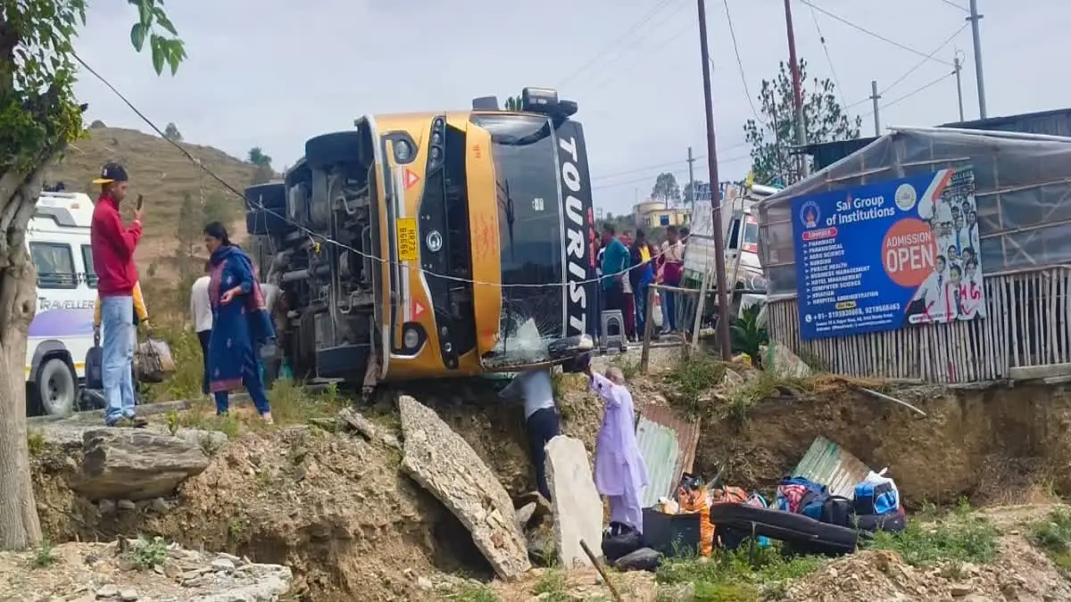 केदारनाथ जा रही यात्रियों की बस पलटी, कई श्रद्धालु घायल