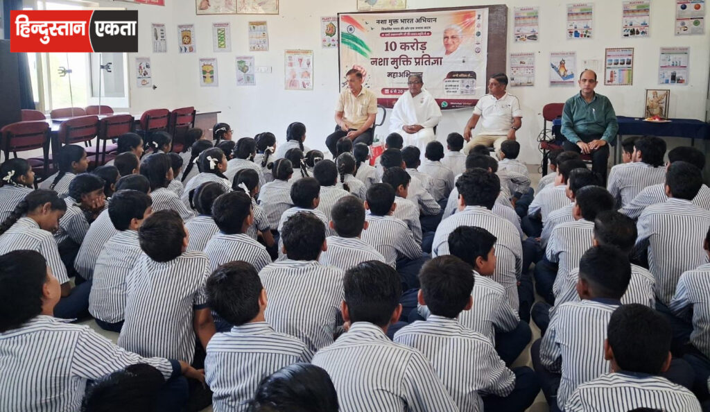 डिवाइन ग्रेस पब्लिक स्कूल में विद्यार्थियों ने ली नशे से दूर रहने की शपथ