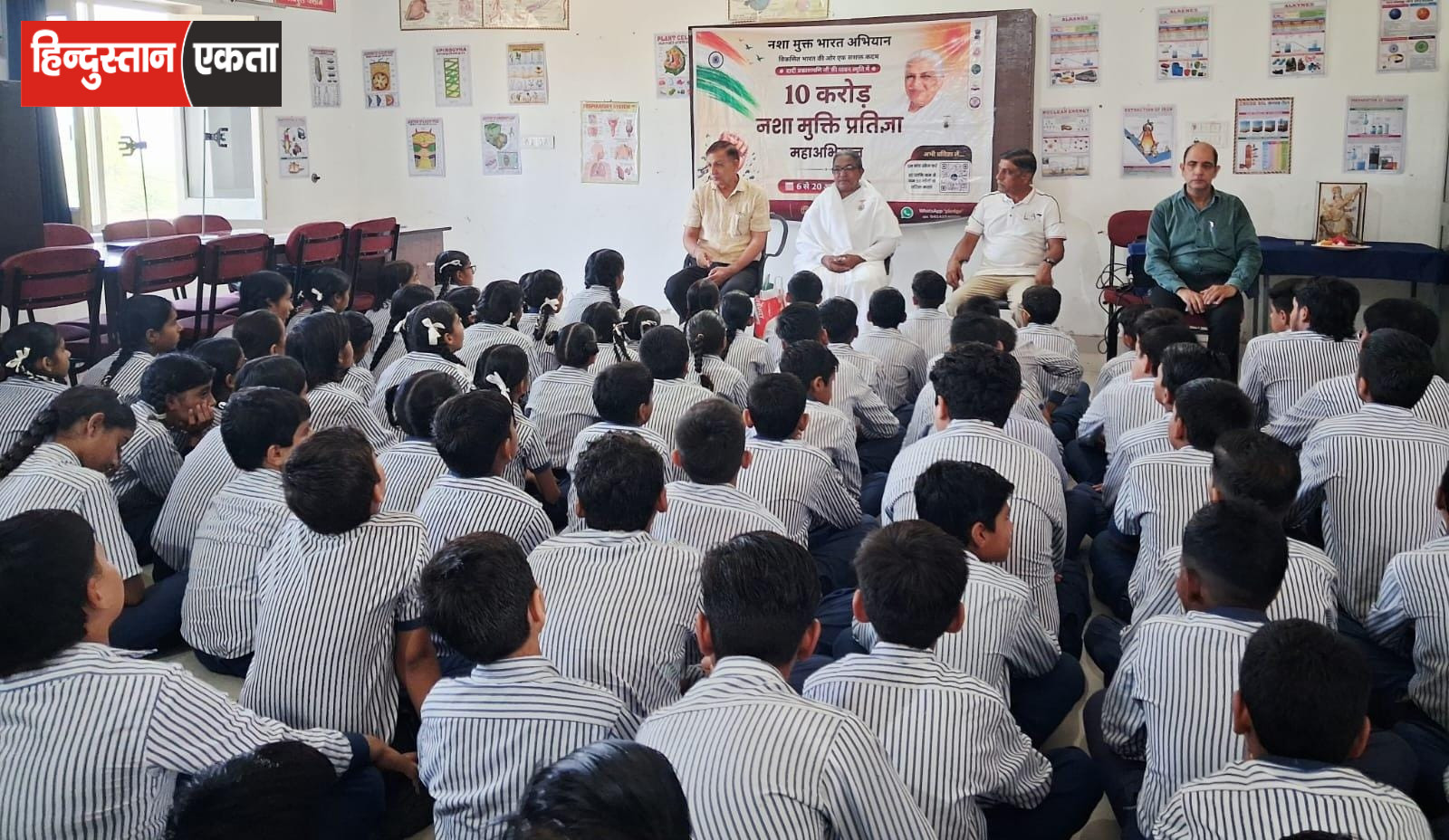डिवाइन ग्रेस पब्लिक स्कूल में विद्यार्थियों ने ली नशे से दूर रहने की शपथ