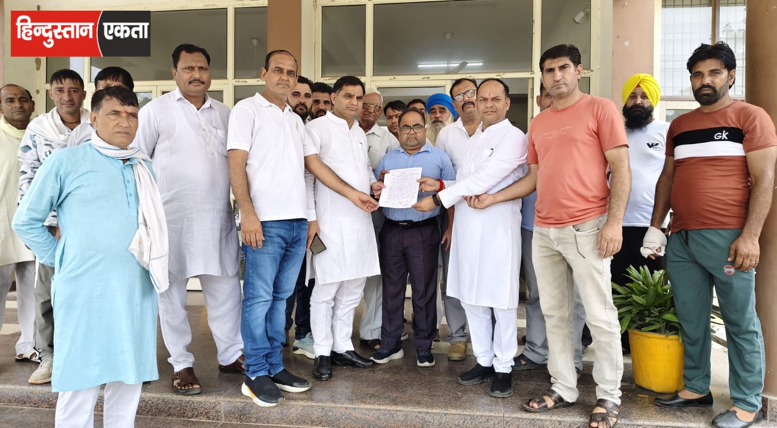 <span class="title-highlight-color">छात्राओं के लिए स्कूल में एक भी शौचालय ठीक नहीं:</span> एक माह में व्यवस्था नहीं हुई तो देंगे धरना