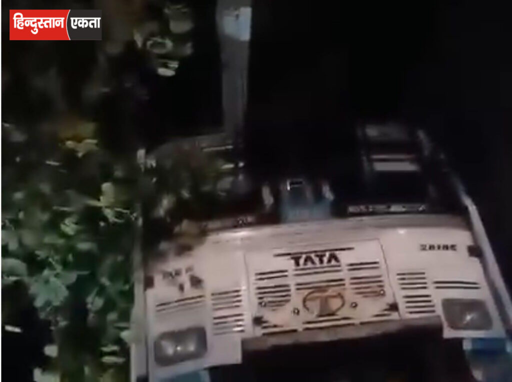 पूंडरी-करनाल रोड पर गड्ढे से पलटा ट्रक, चालक सुरक्षित
