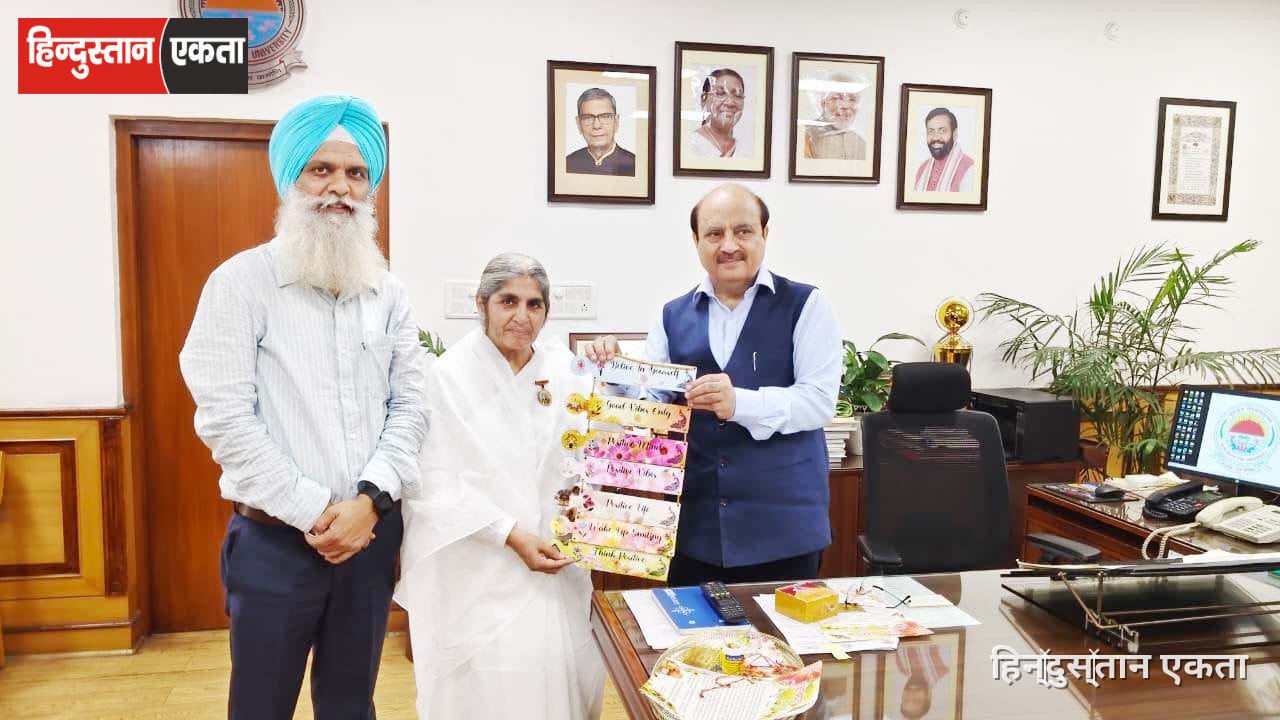 रक्षाबंधन पर कुलगुरु एवं कुलसचिव को बांधी राखी