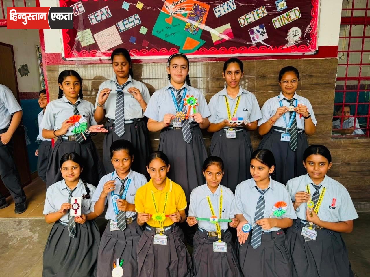 सैनिकों के सम्मान में विद्यार्थियों ने बनाईं राखियां, पोस्टरों में दिखाया देशप्रेम