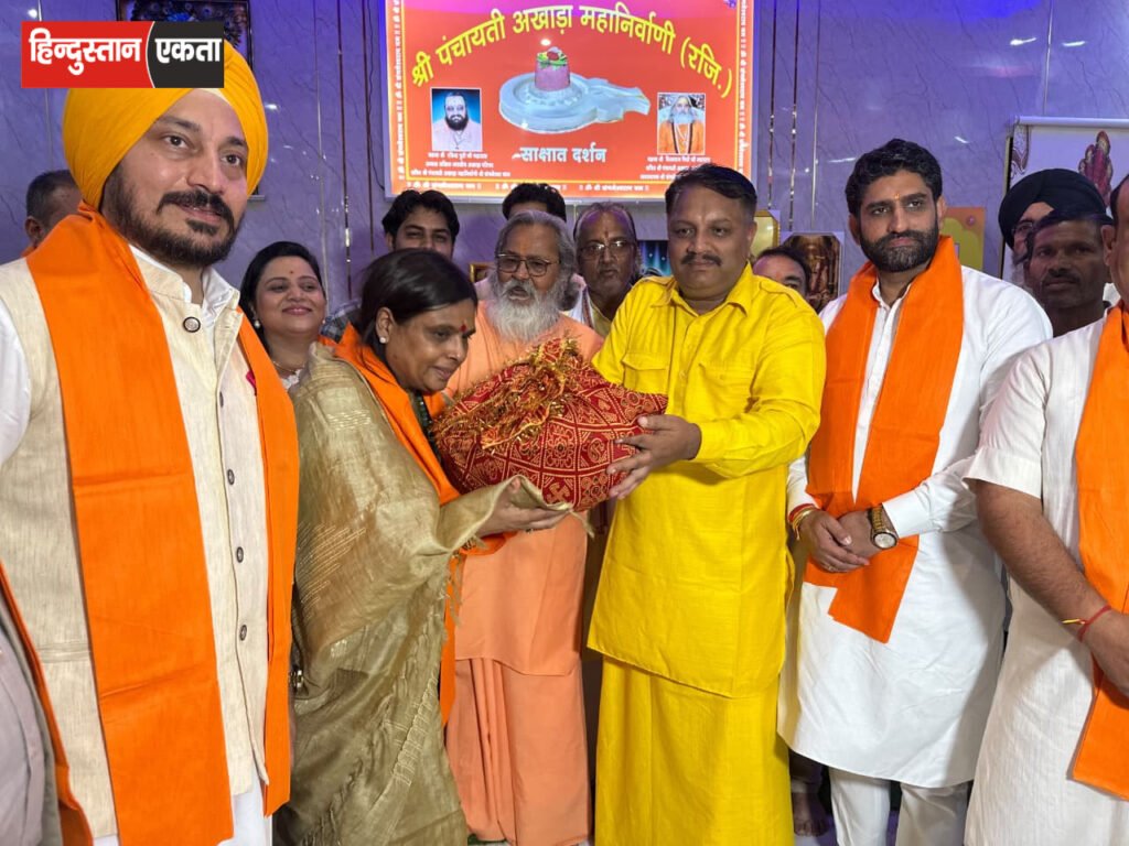 संगमेश्वर महादेव मंदिर पहुंचीं डॉ. अर्चना गुप्ता, भगवान शिव का किया अभिषेक
