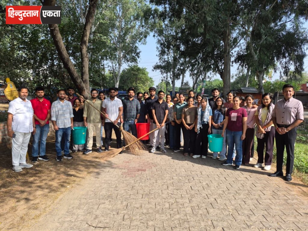 गांधी जयंती पर श्रीकृष्ण आयुष विश्वविद्यालय में स्वच्छता अभियान, कुलपति ने विद्यार्थियों के साथ की सफाई