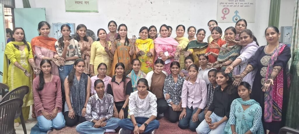 करवाचौथ पर मेहंदी प्रतियोगिता का आयोजन, अंजलि ने पहला और स्नेहा ने दूसरा स्थान हासिल किया